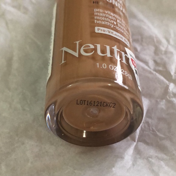 **NWT** Neutrogena Healthy Skin® Sensitive Skin Serum Foundation in Medium 02 - Picture 4 of 5